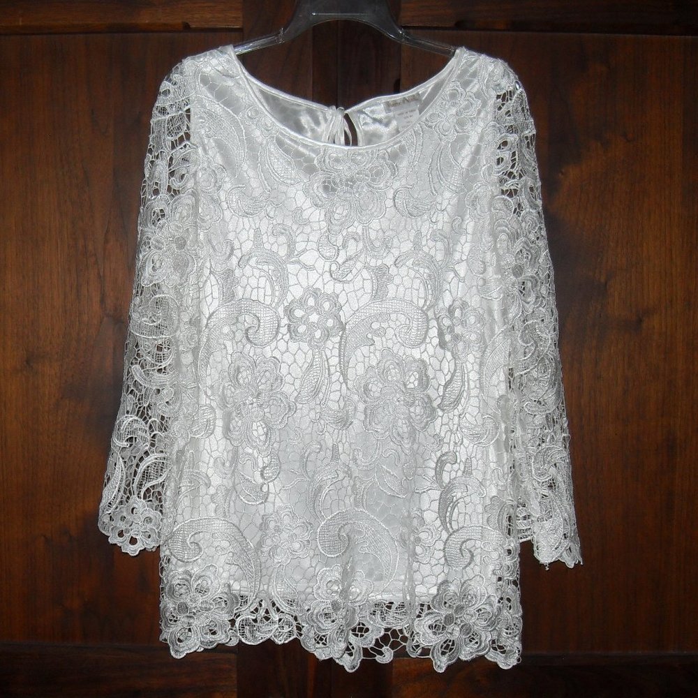 Monroe & Main Elegant White Lace Blouse Top, Lined
